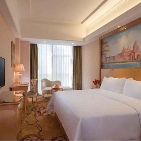 Vienna Hotel Shenzhen Baoneng City Plaza ภายนอก รูปภาพ